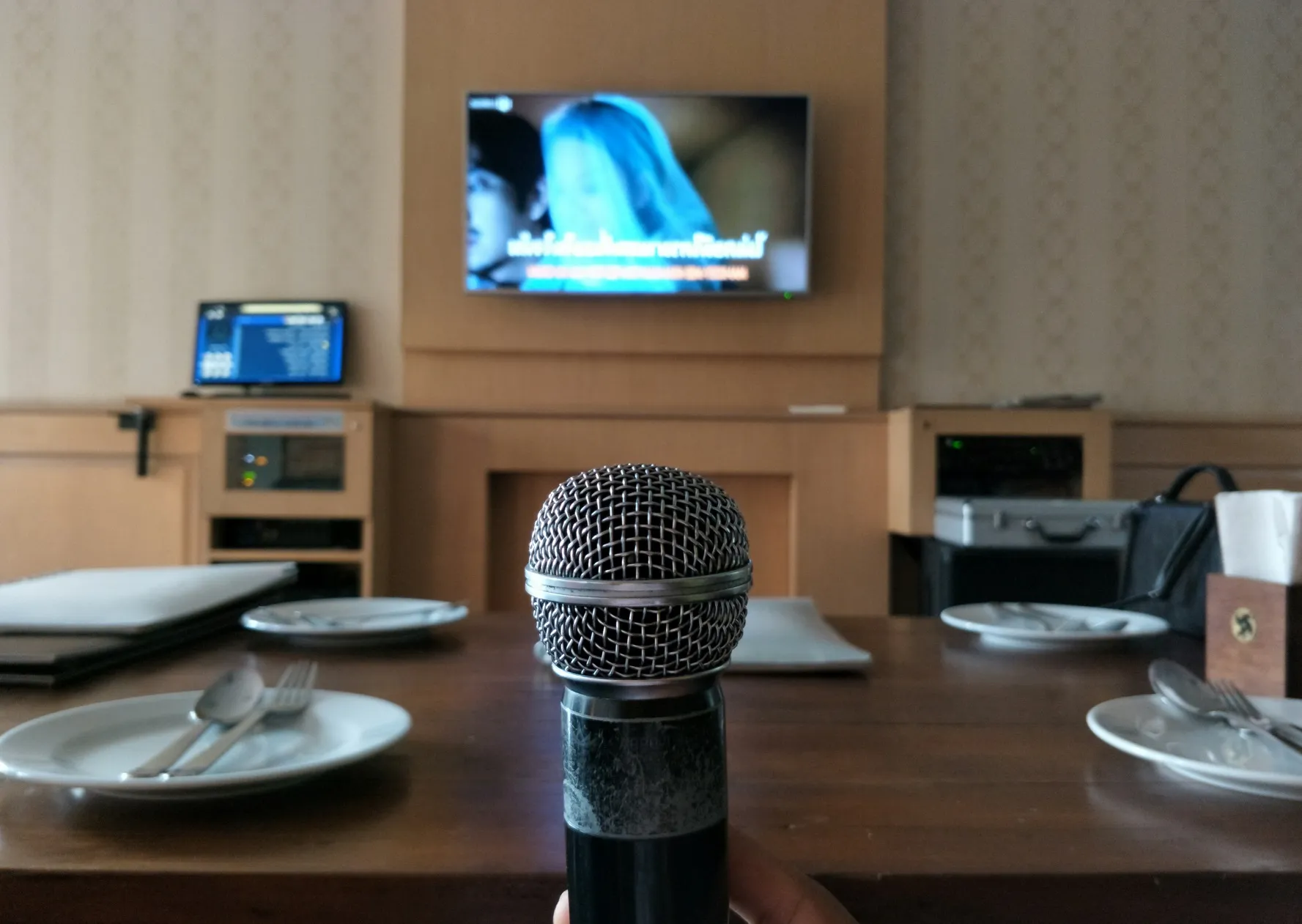 نظام صوتي متكامل لقاعة اجتماعات عصرية نظام صوتي متكامل لقاعة اجتماعات عصرية