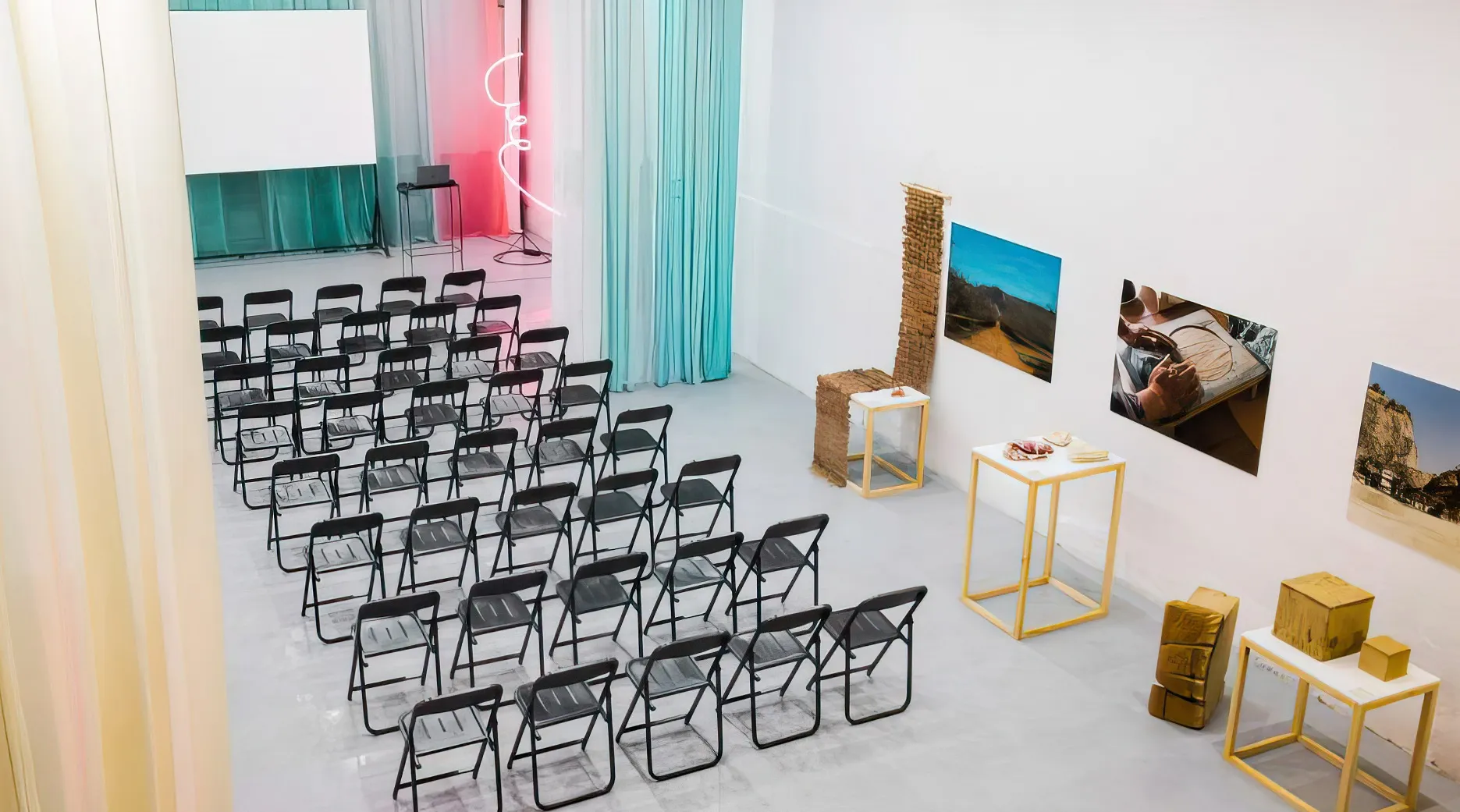 قاعة محاضرات متطورة قاعة محاضرات متطورة