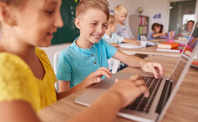 Read more about the article التعليم المدمج: نموذج متكامل متوافق مع عصر التطور